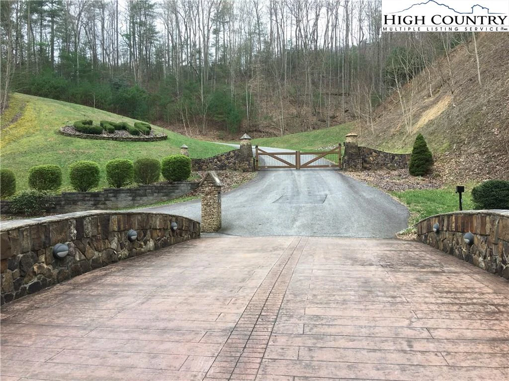 Image number 1 for the current listing