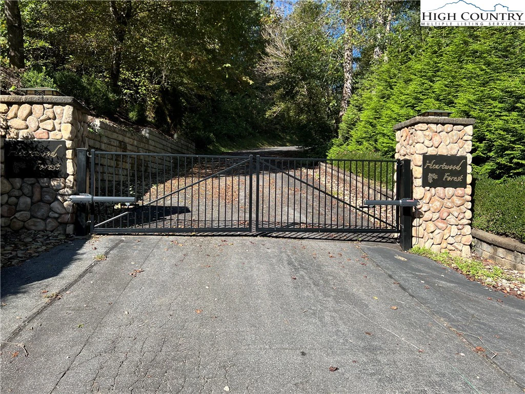 Image number 1 for the current listing