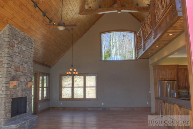 Image number 15 for the current listing