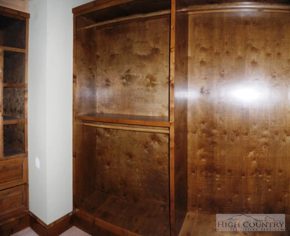 Image number 9 for the current listing