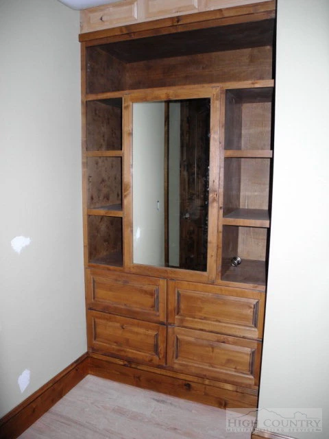Image number 8 for the current listing