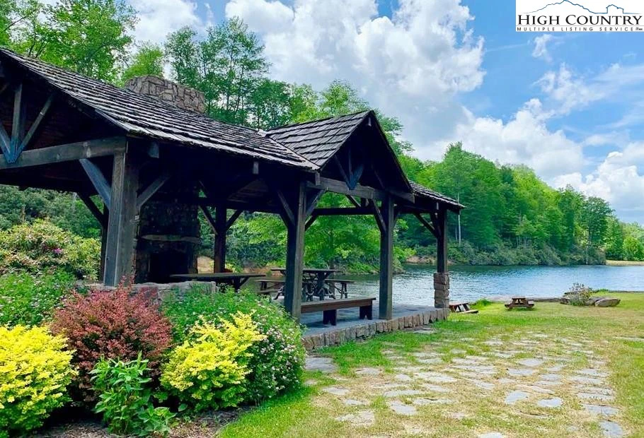 Image number 19 for the current listing