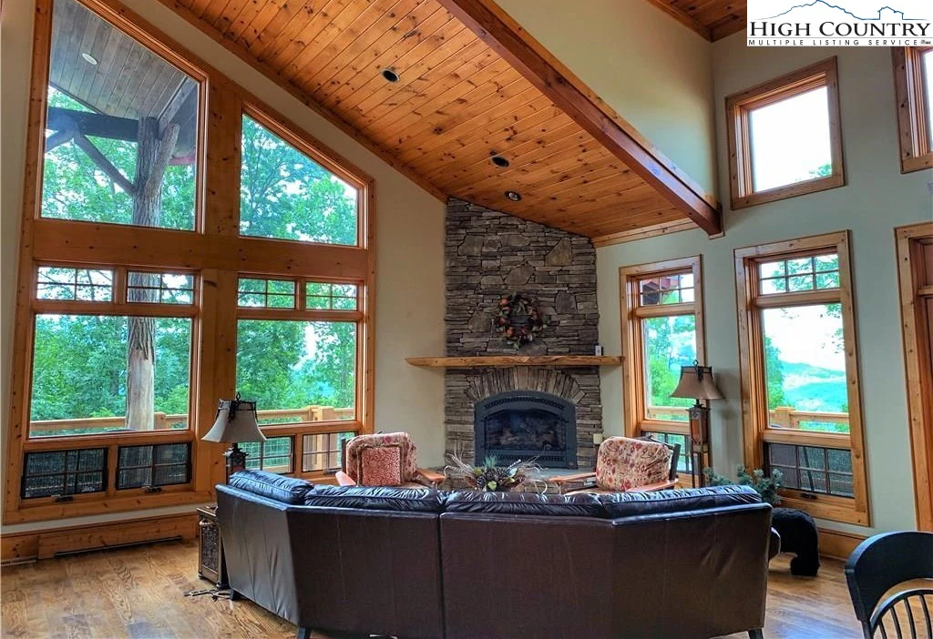 Image number 15 for the current listing