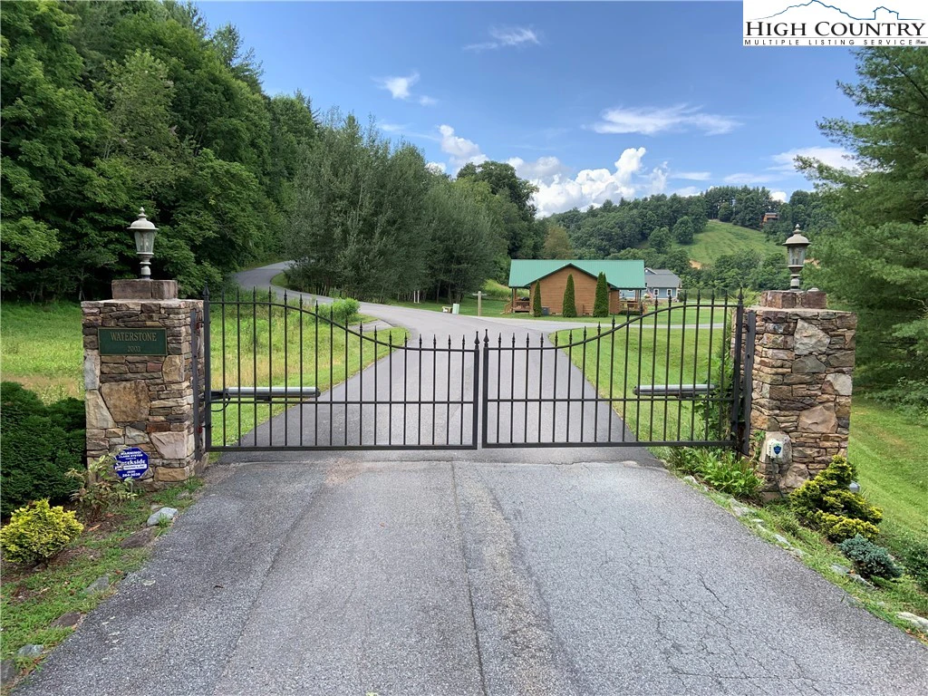 Image number 1 for the current listing