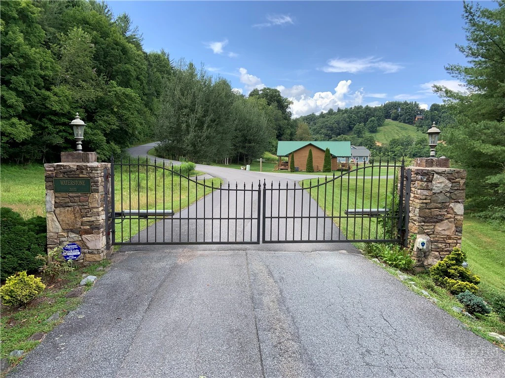 Image number 1 for the current listing