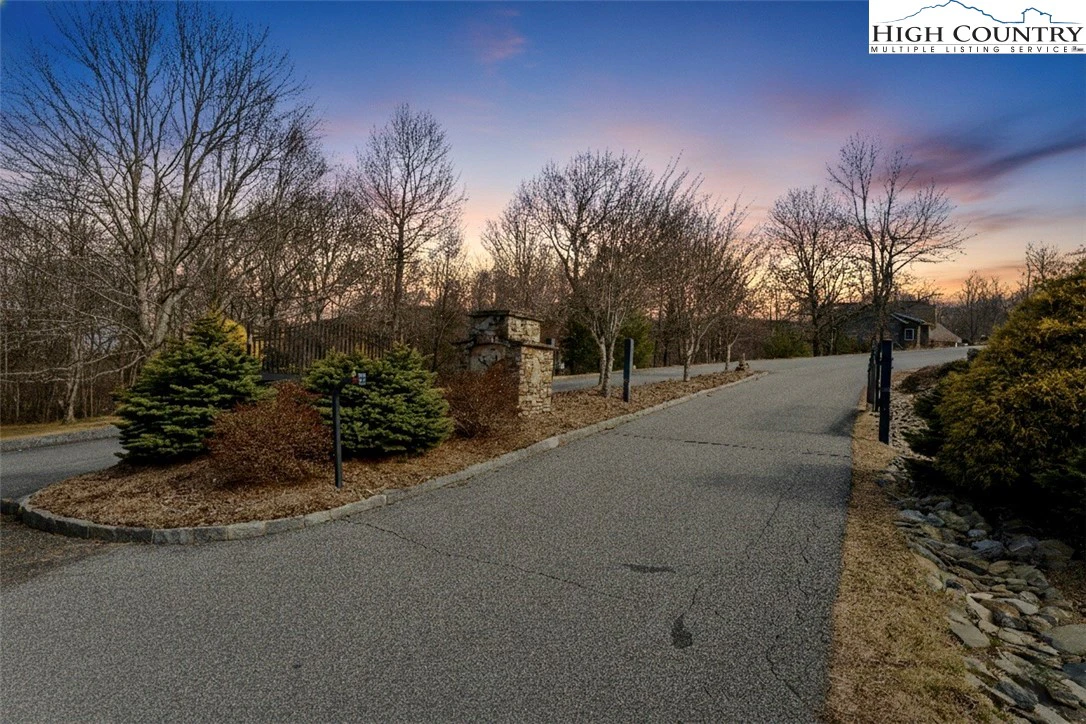 Image number 16 for the current listing