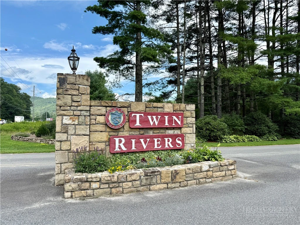 Image number 14 for the current listing