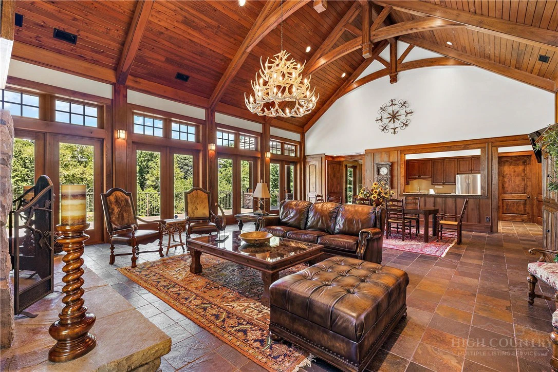 Image number 19 for the current listing
