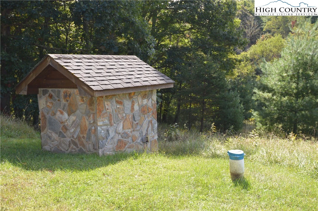Image number 17 for the current listing
