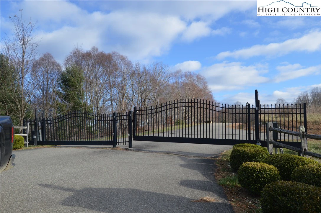 Image number 4 for the current listing