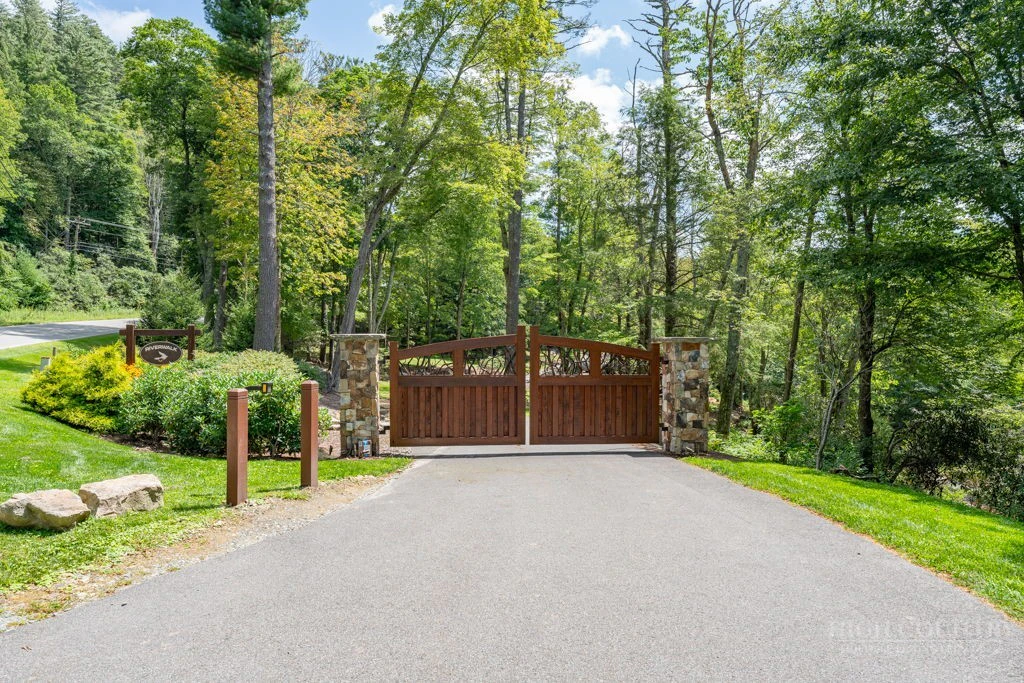 Image number 19 for the current listing