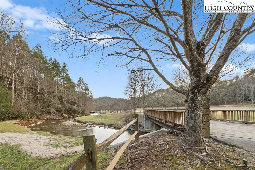 Image number 19 for the current listing