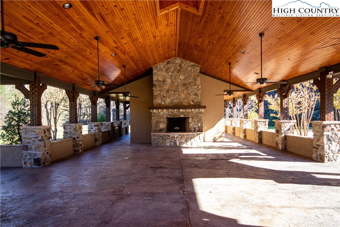 Image number 17 for the current listing