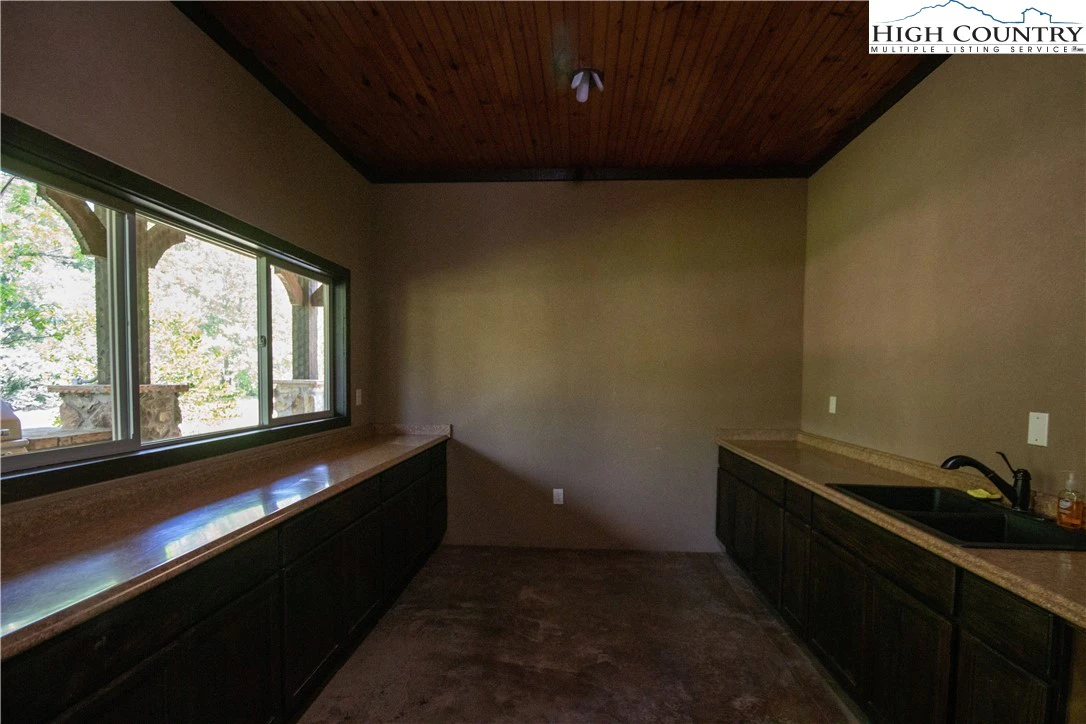 Image number 17 for the current listing