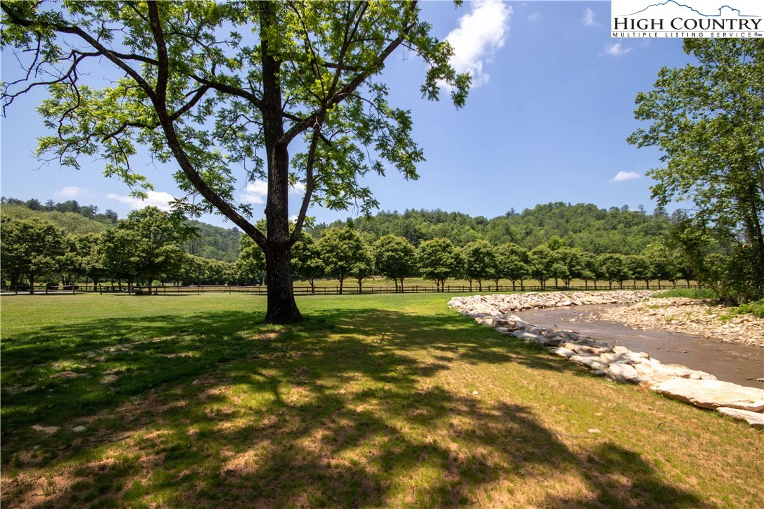 Image number 19 for the current listing