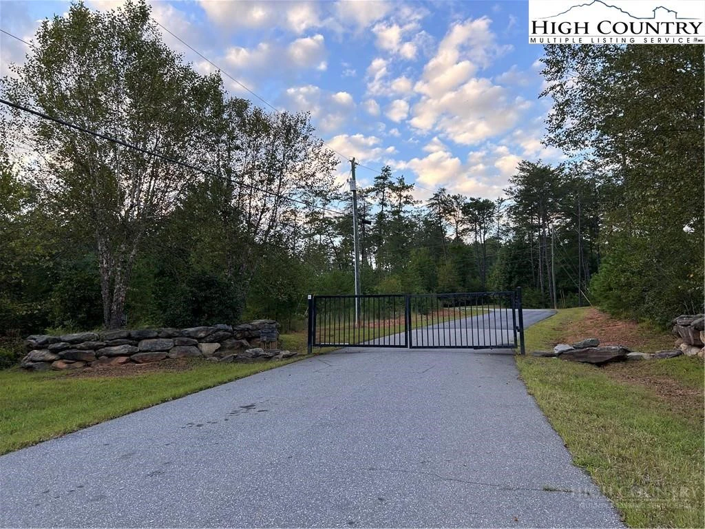 Image number 3 for the current listing