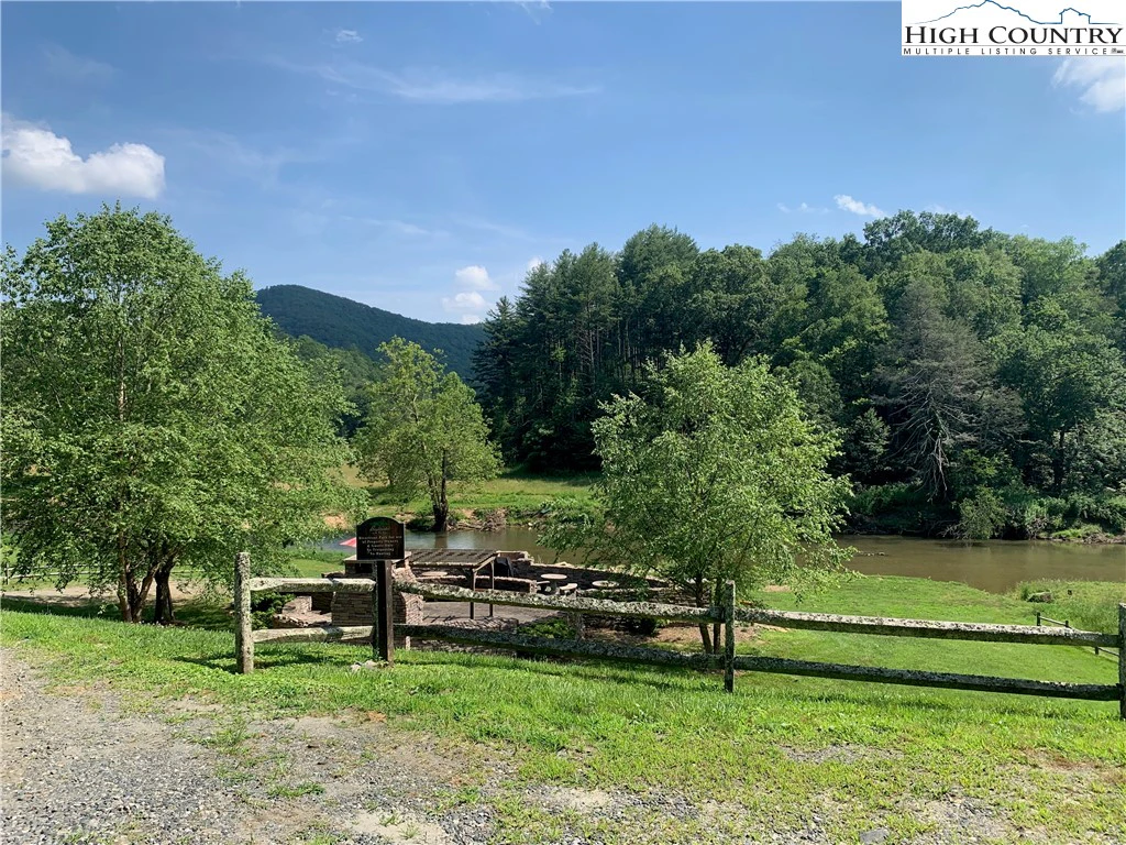 Image number 4 for the current listing