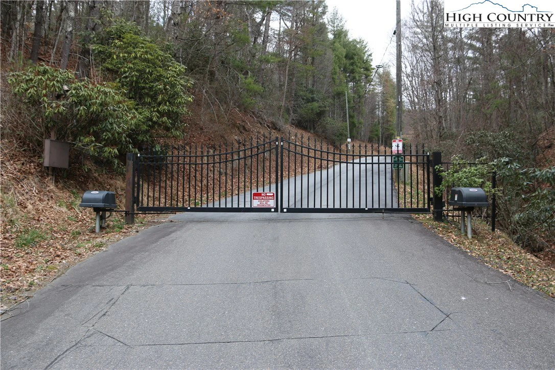 Image number 14 for the current listing