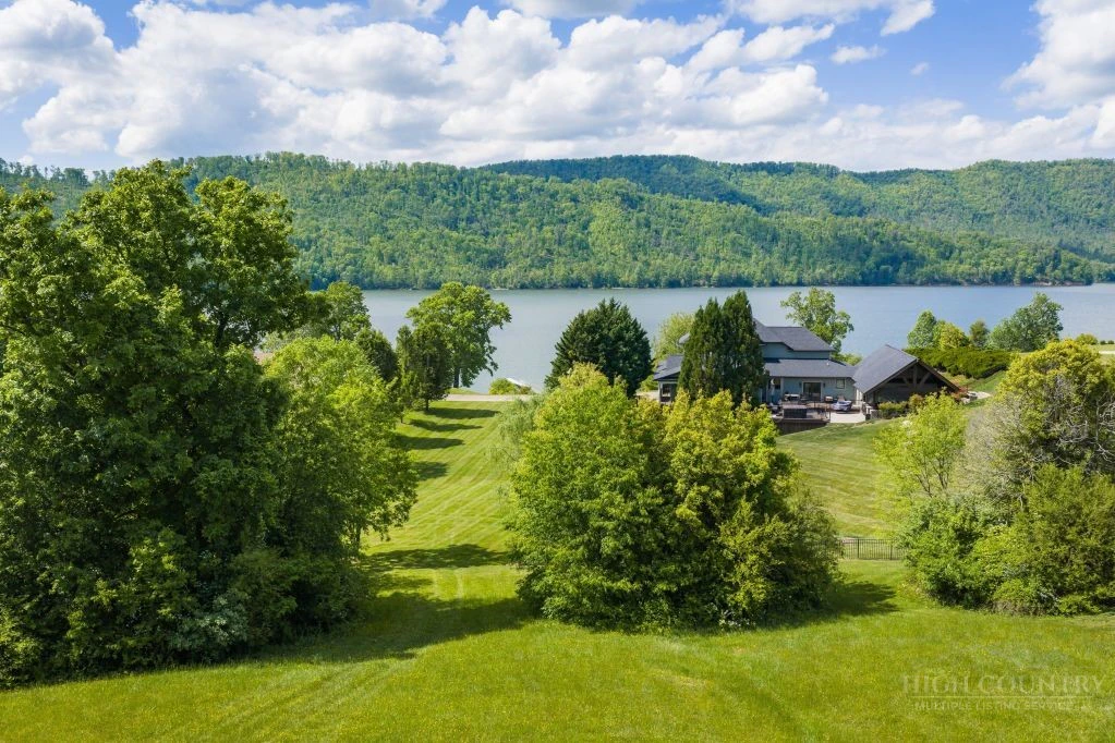 Image number 19 for the current listing