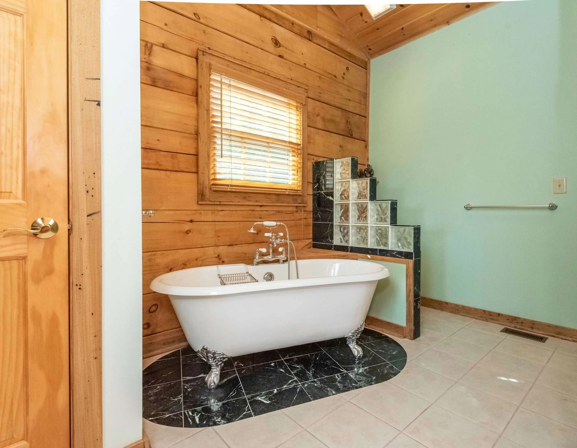 Image number 2 for the current listing