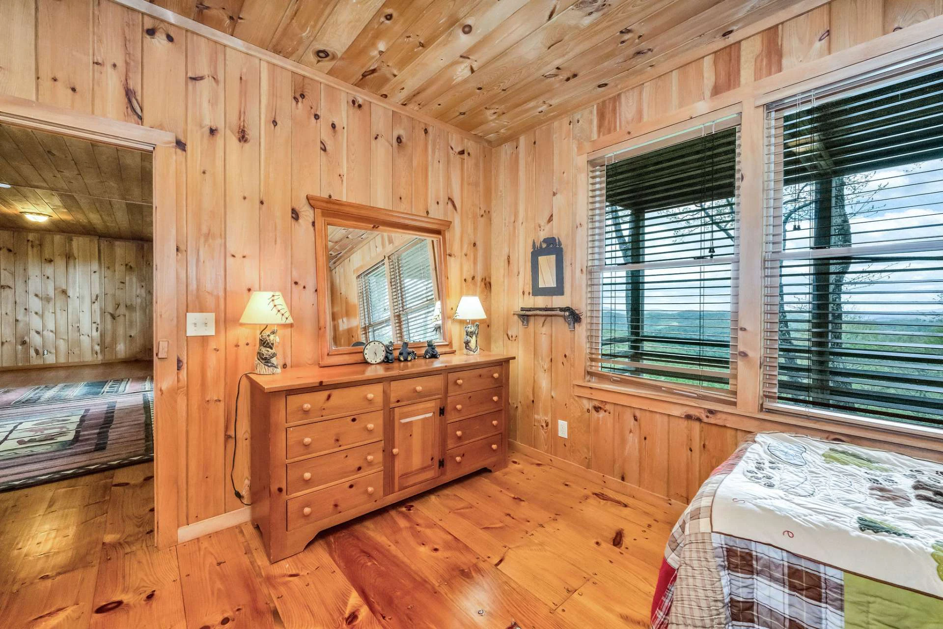 Image number 19 for the current listing