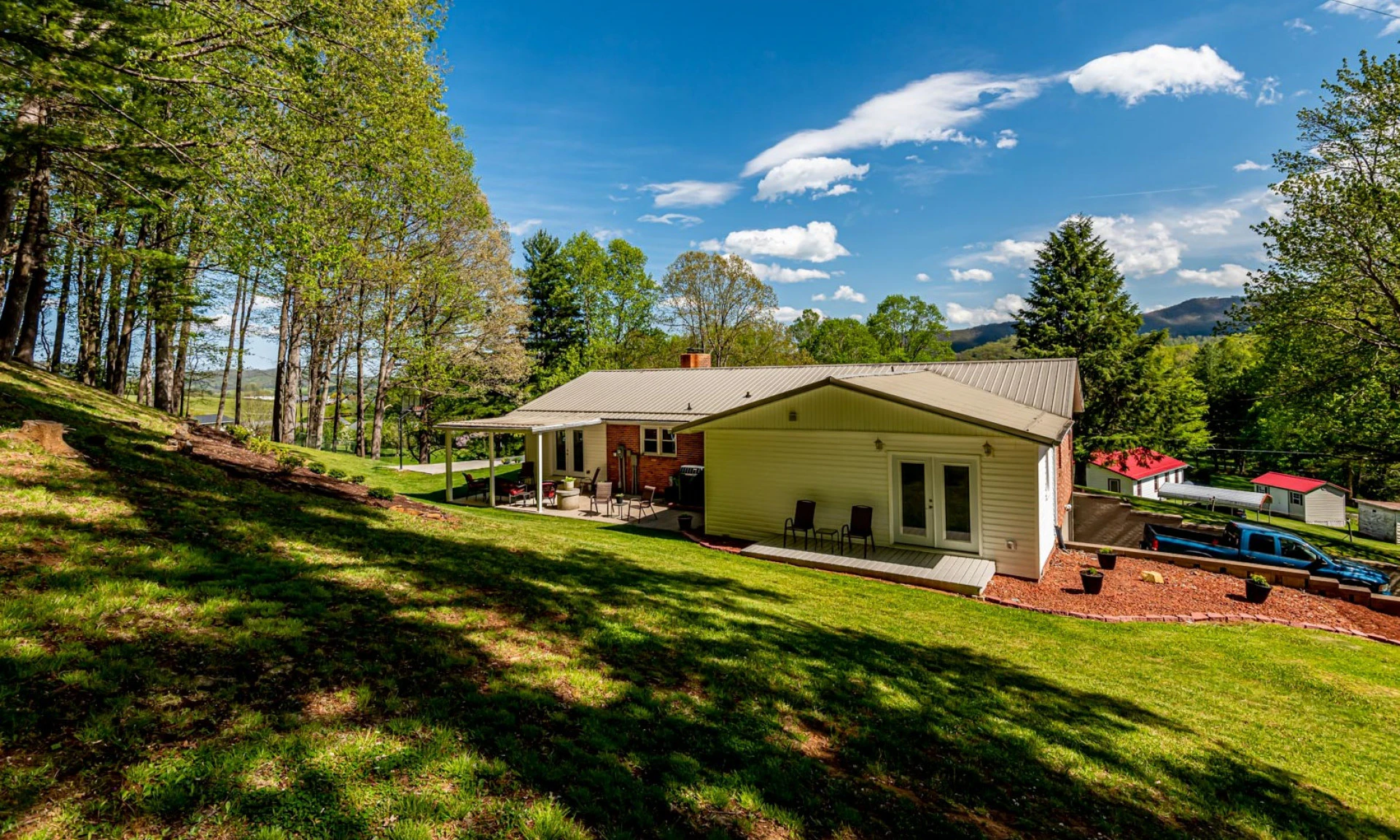 Image number 1 for the current listing