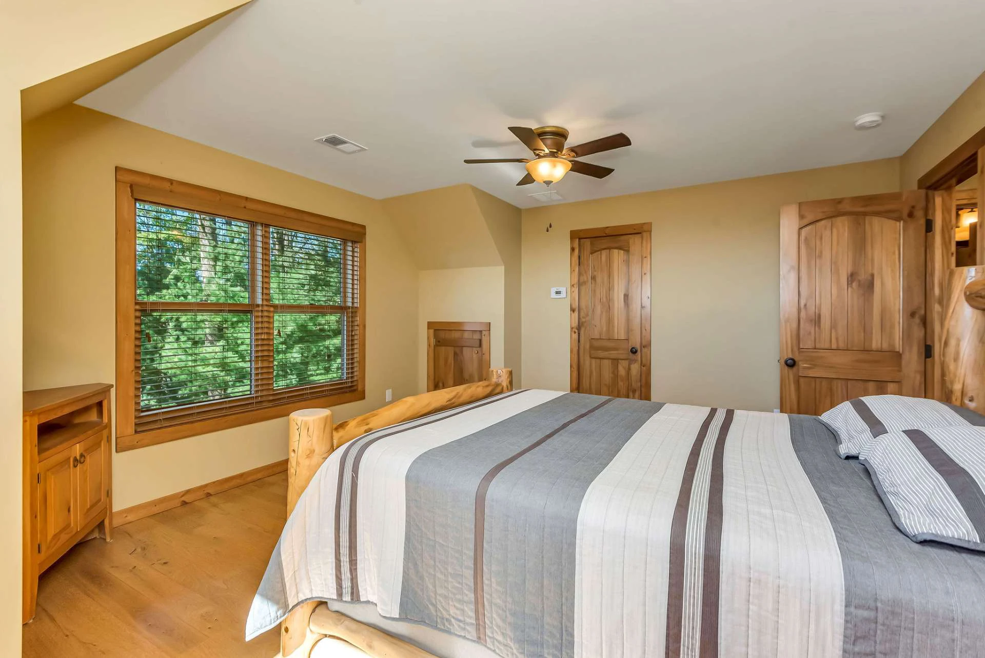 Image number 9 for the current listing