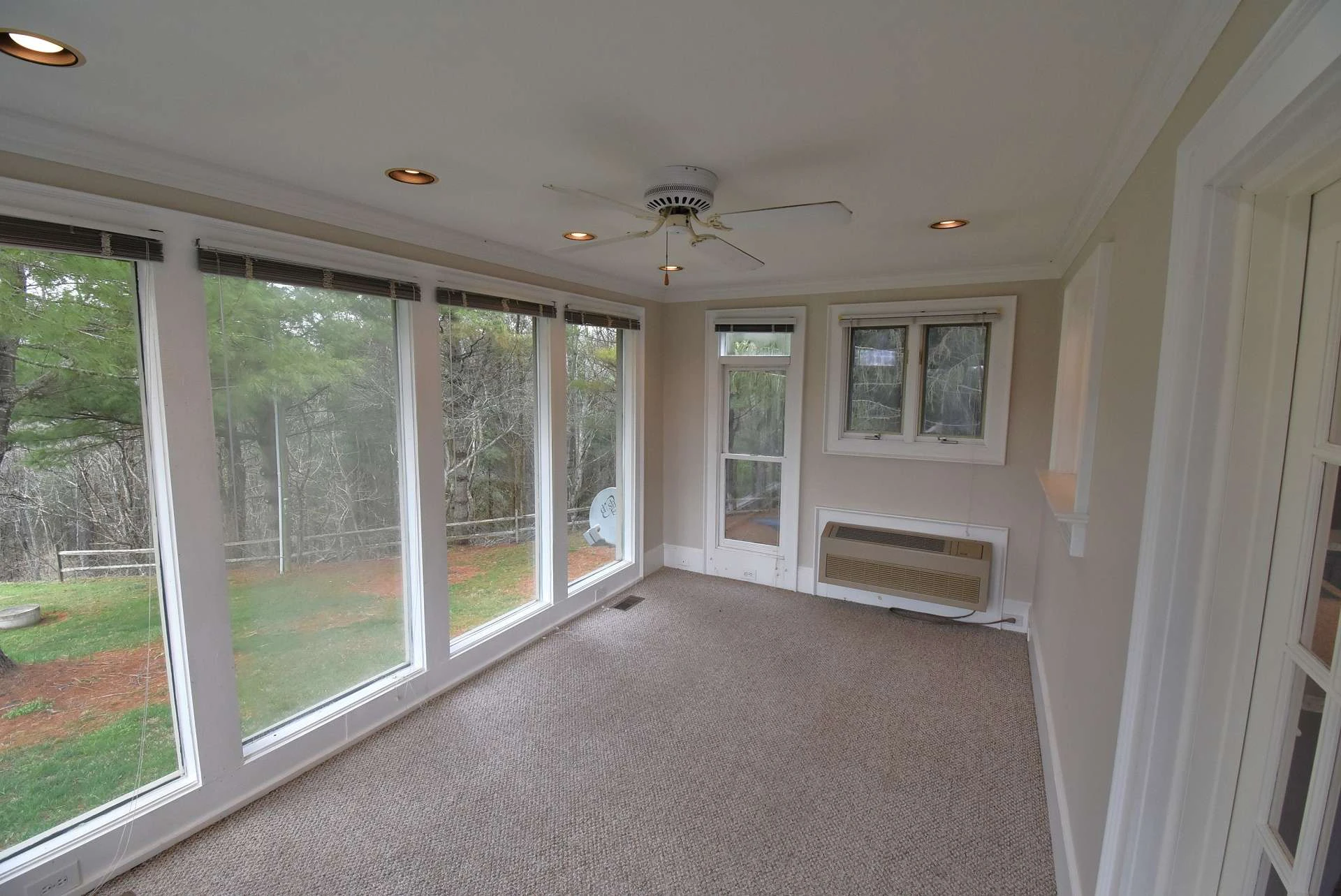 Image number 19 for the current listing