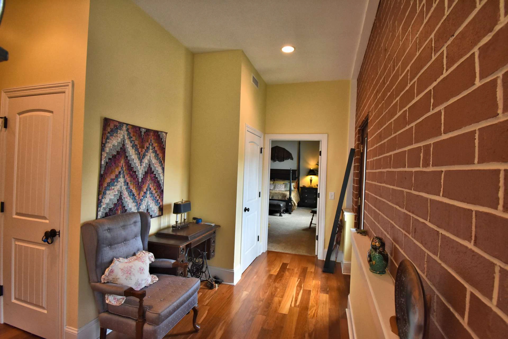Image number 19 for the current listing