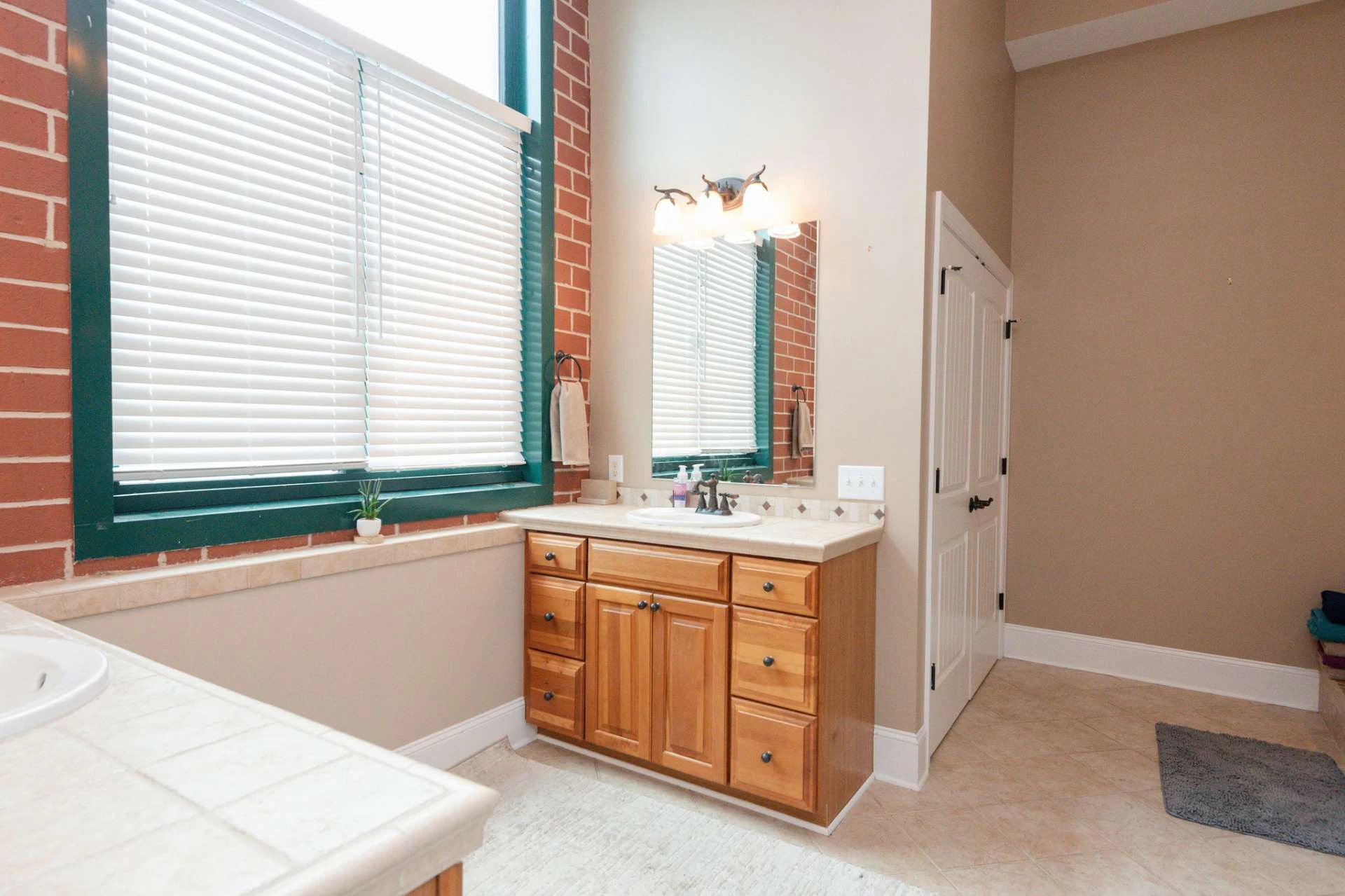 Image number 9 for the current listing
