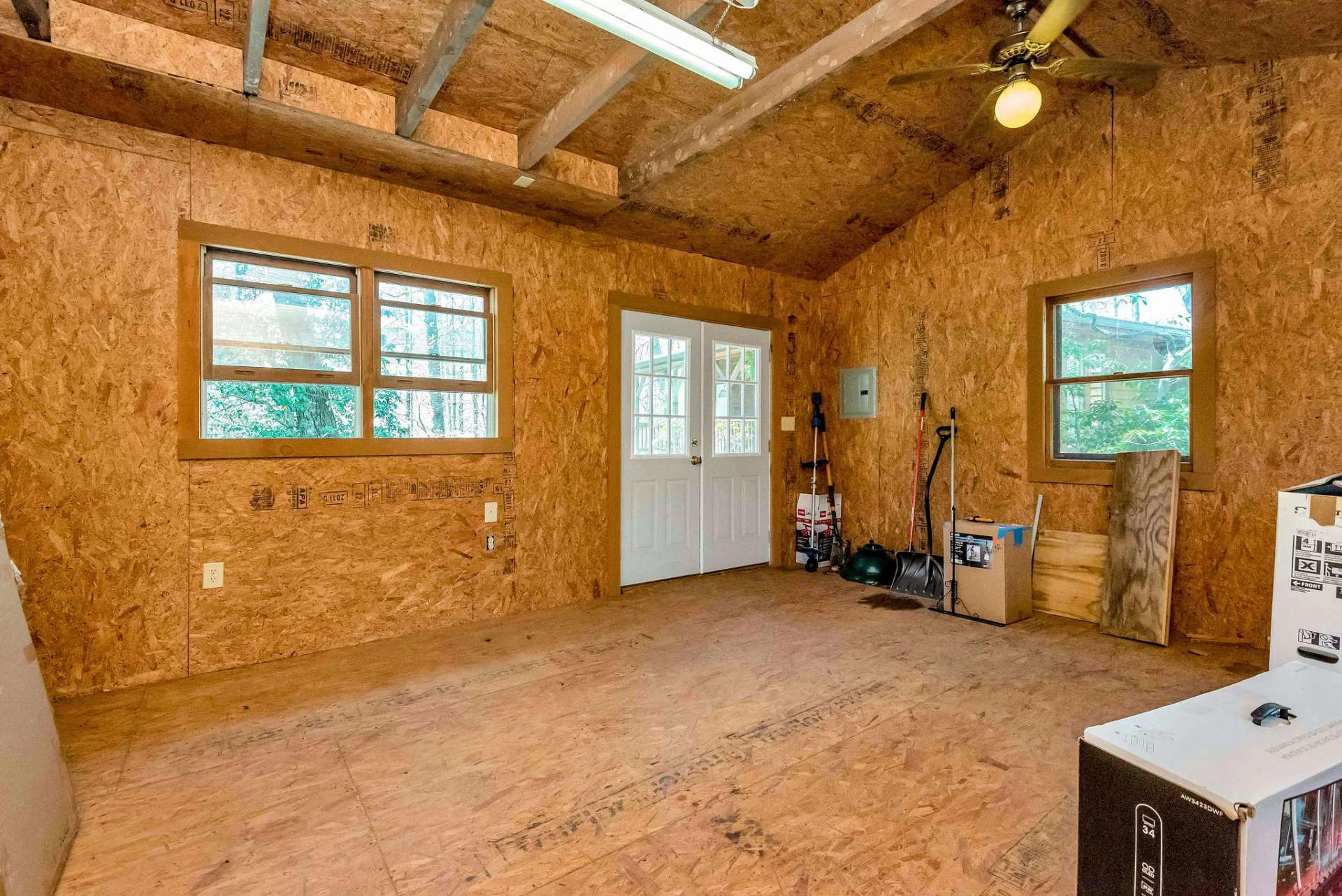 Image number 14 for the current listing