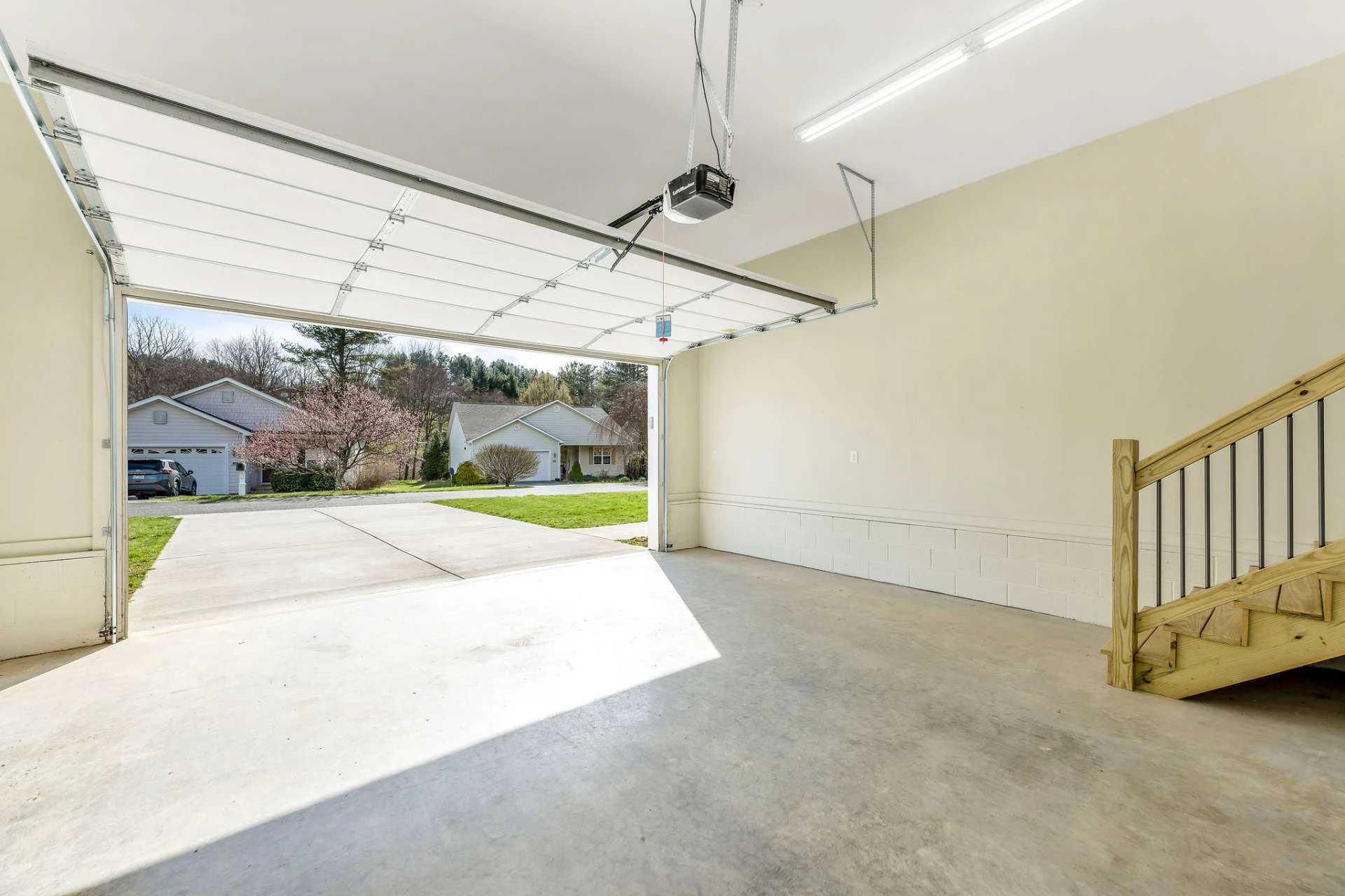 Image number 14 for the current listing