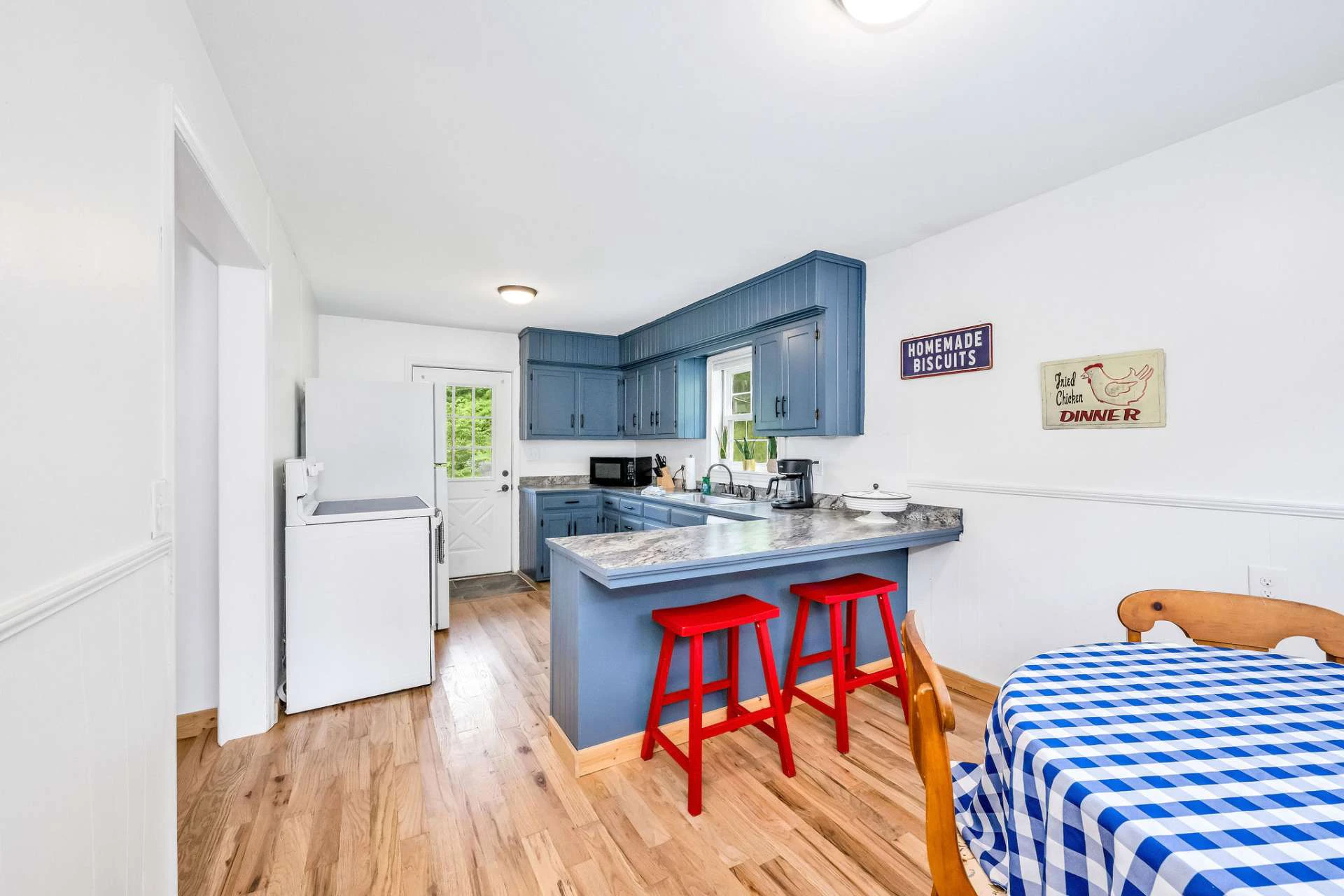 Image number 4 for the current listing