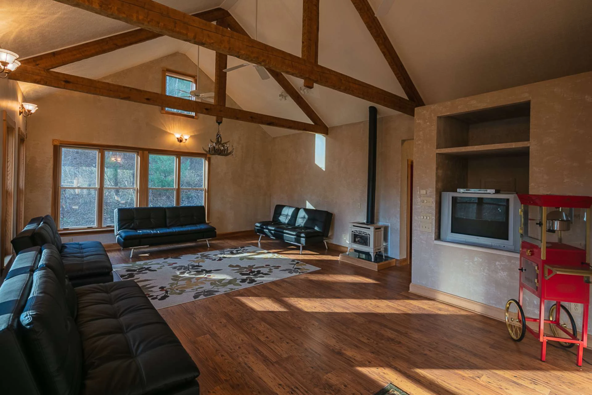 Image number 19 for the current listing
