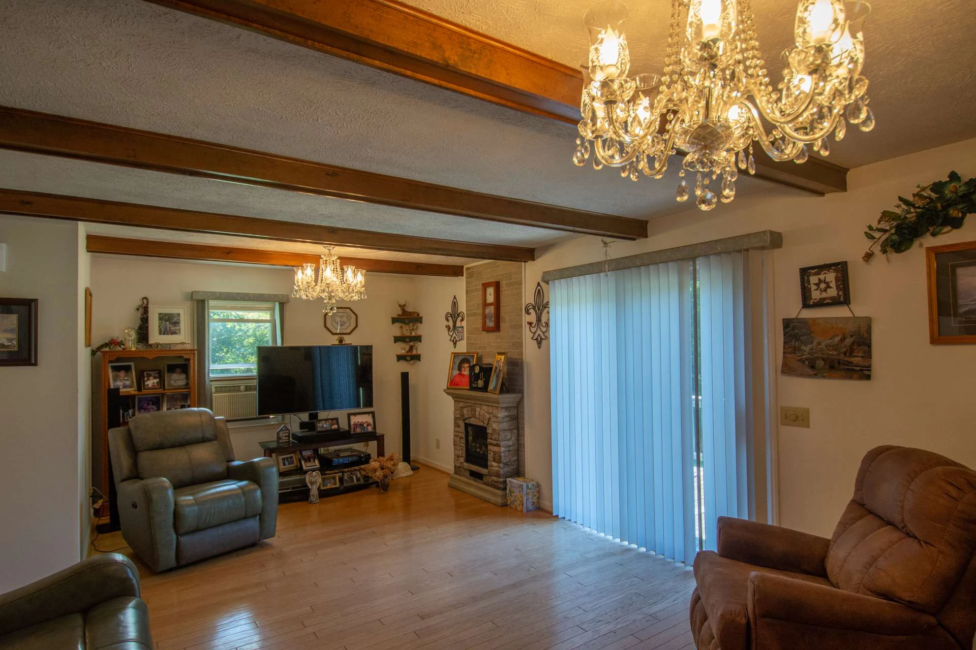 Image number 14 for the current listing