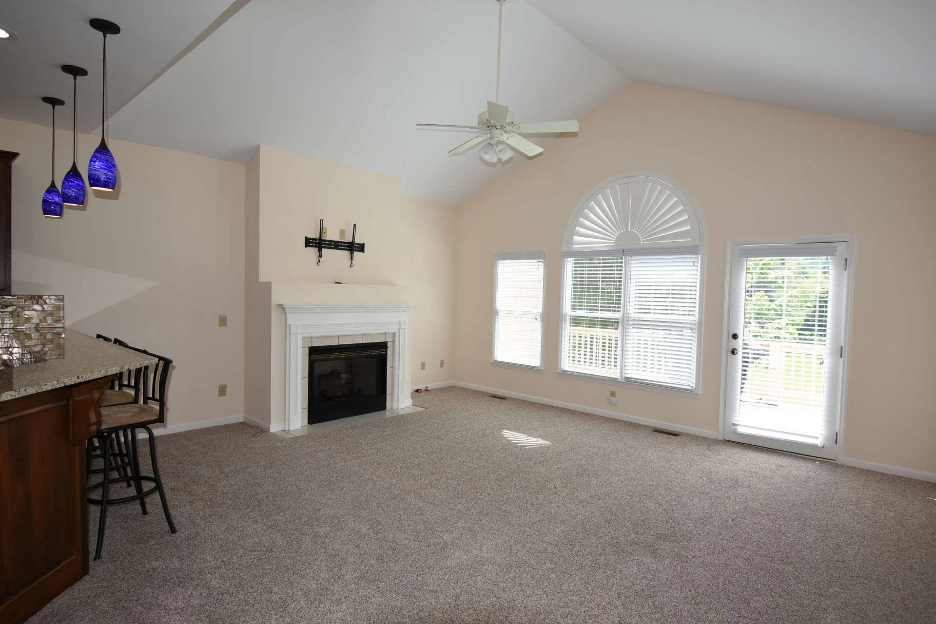 Image number 14 for the current listing