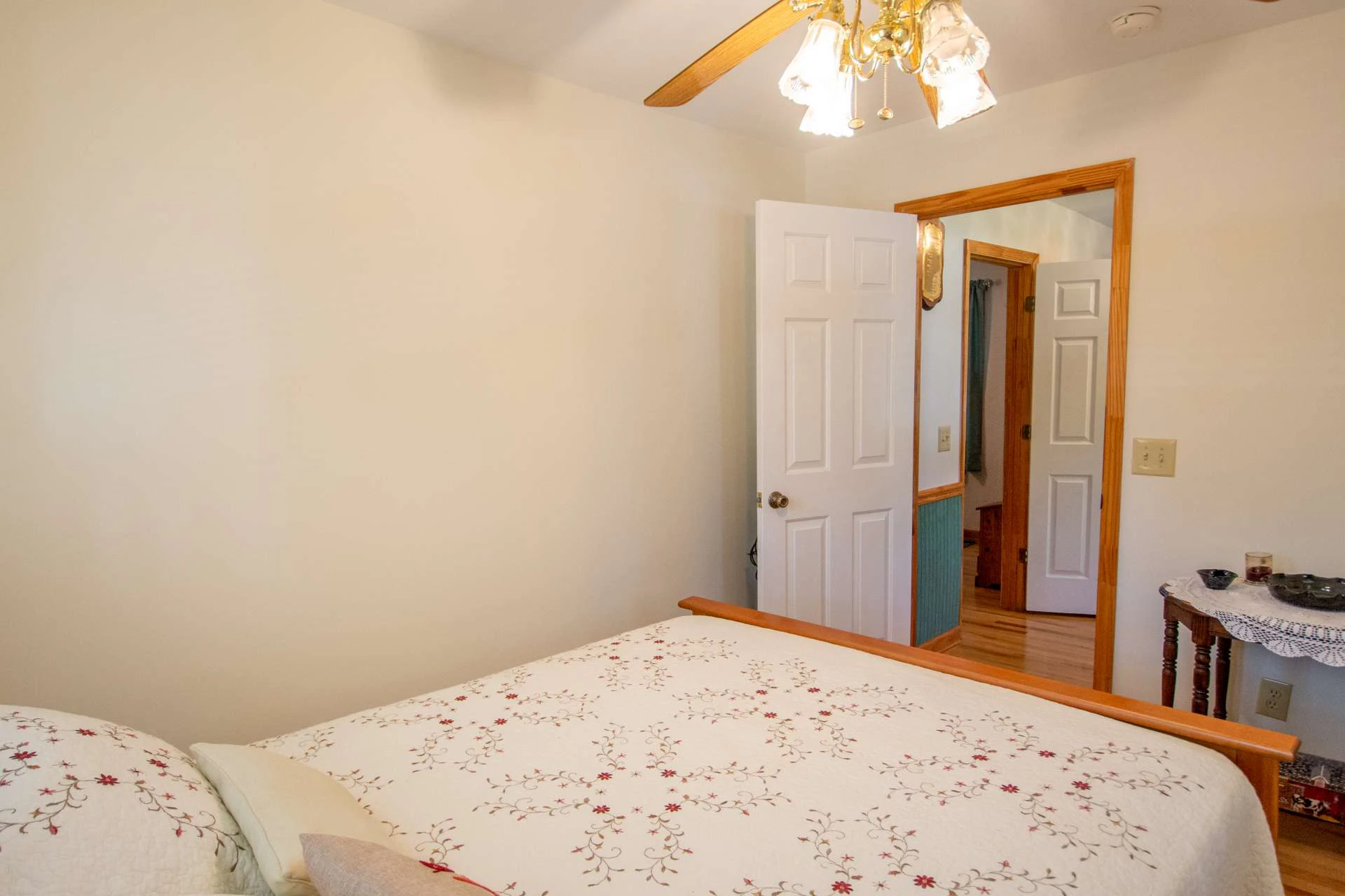 Image number 11 for the current listing