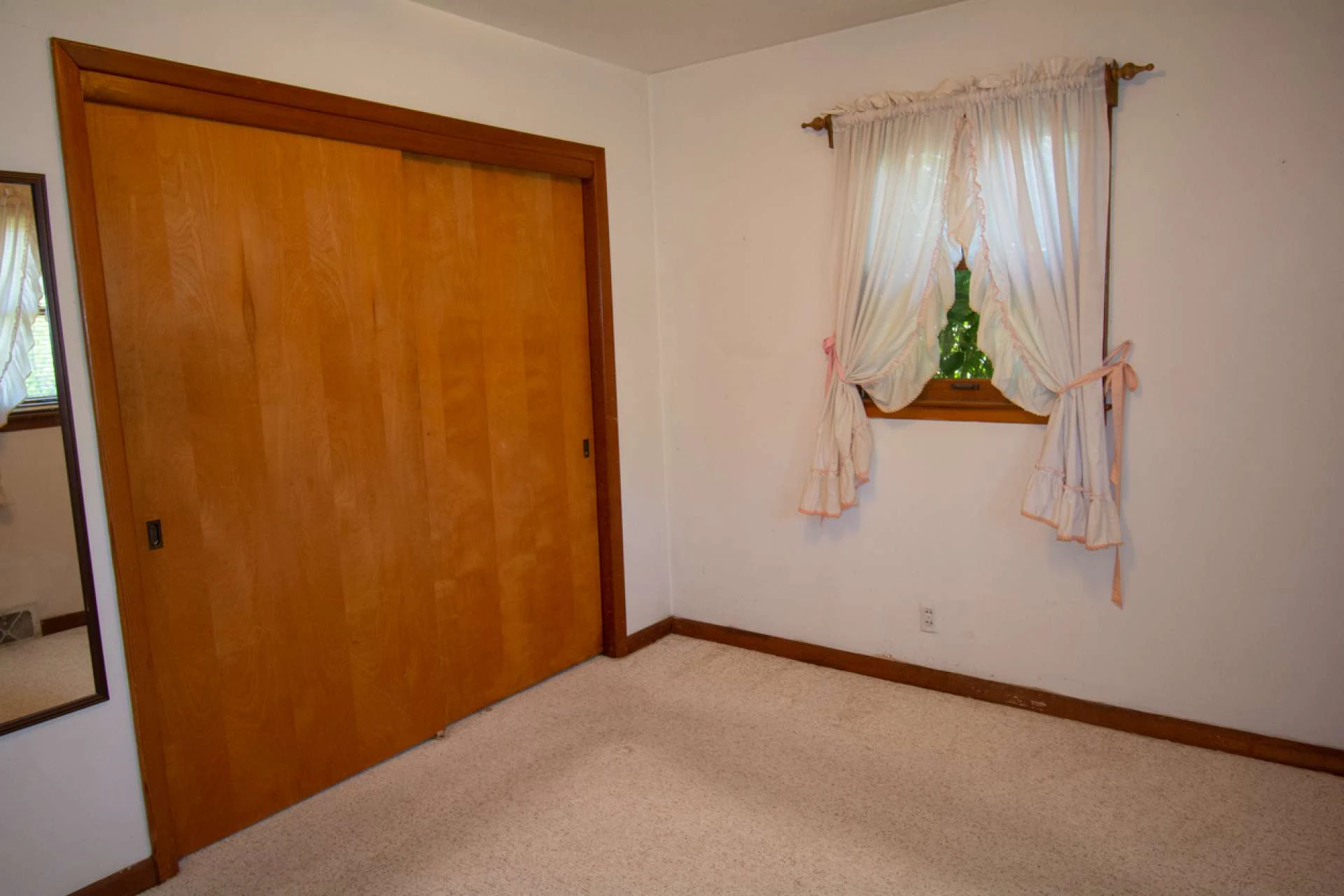 Image number 19 for the current listing