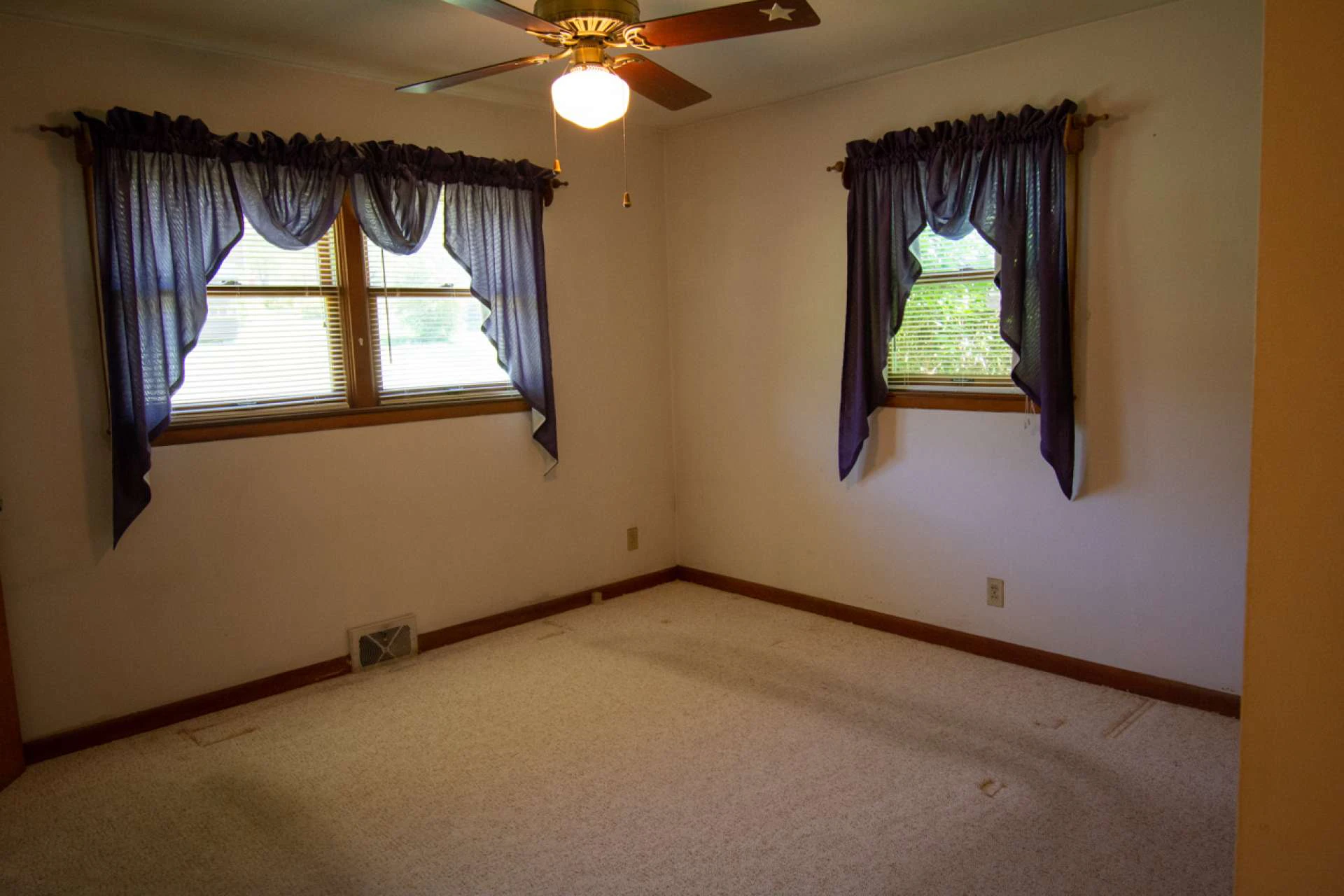 Image number 16 for the current listing