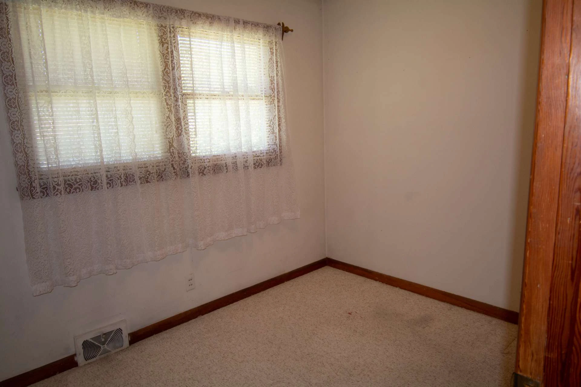 Image number 13 for the current listing