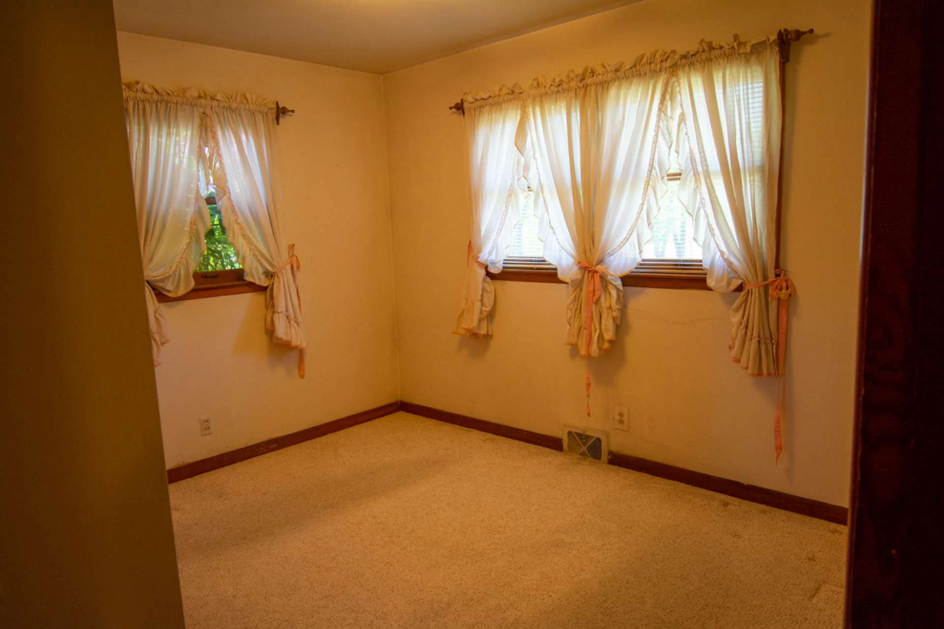 Image number 11 for the current listing