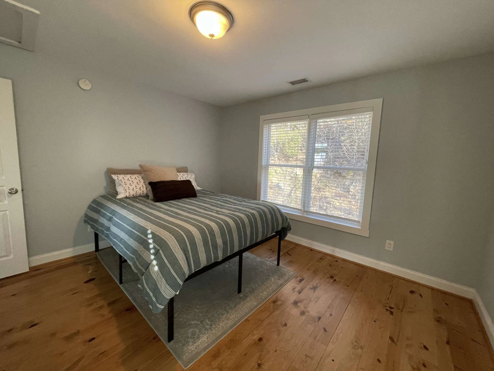 Image number 9 for the current listing
