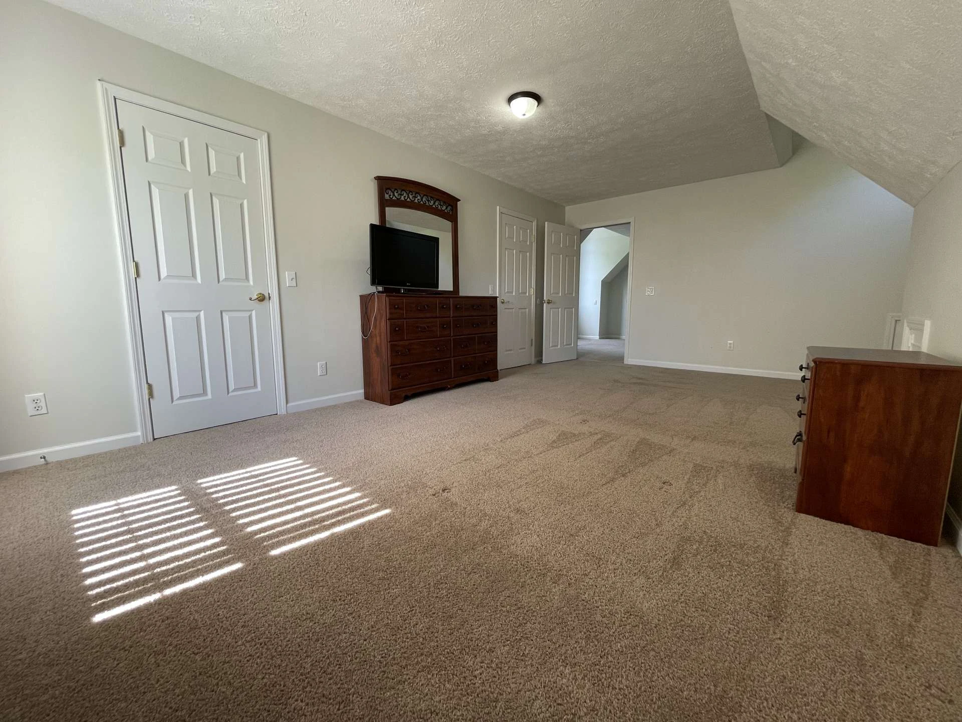 Image number 14 for the current listing