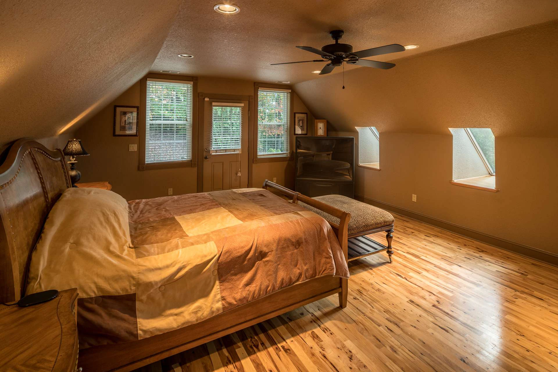 Image number 11 for the current listing