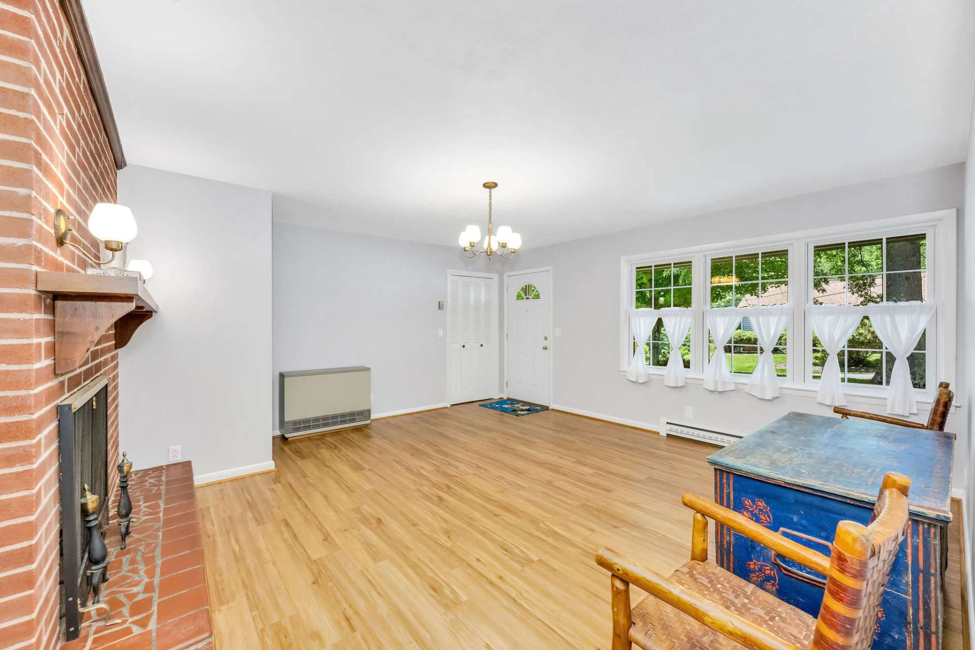 Image number 14 for the current listing