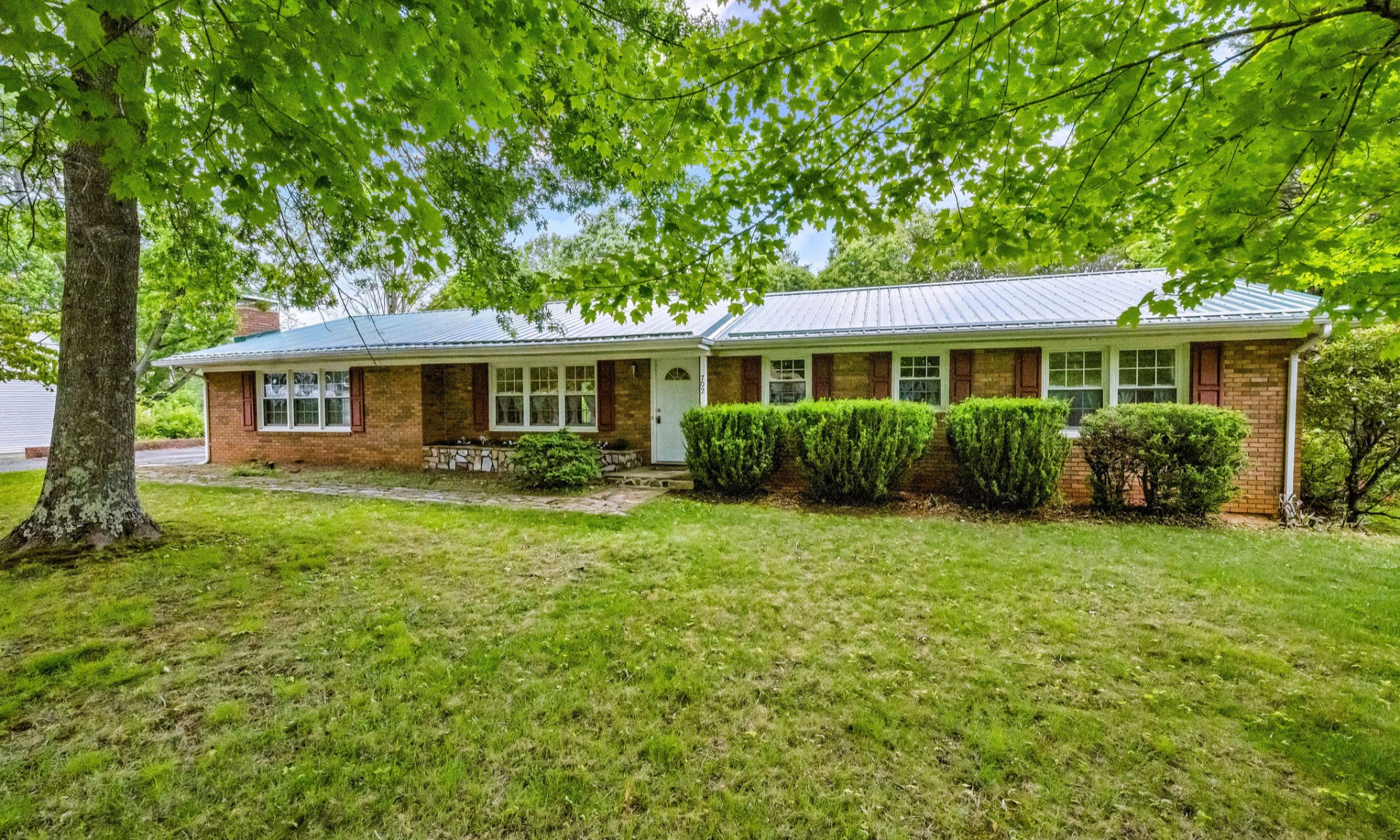 Image number 1 for the current listing