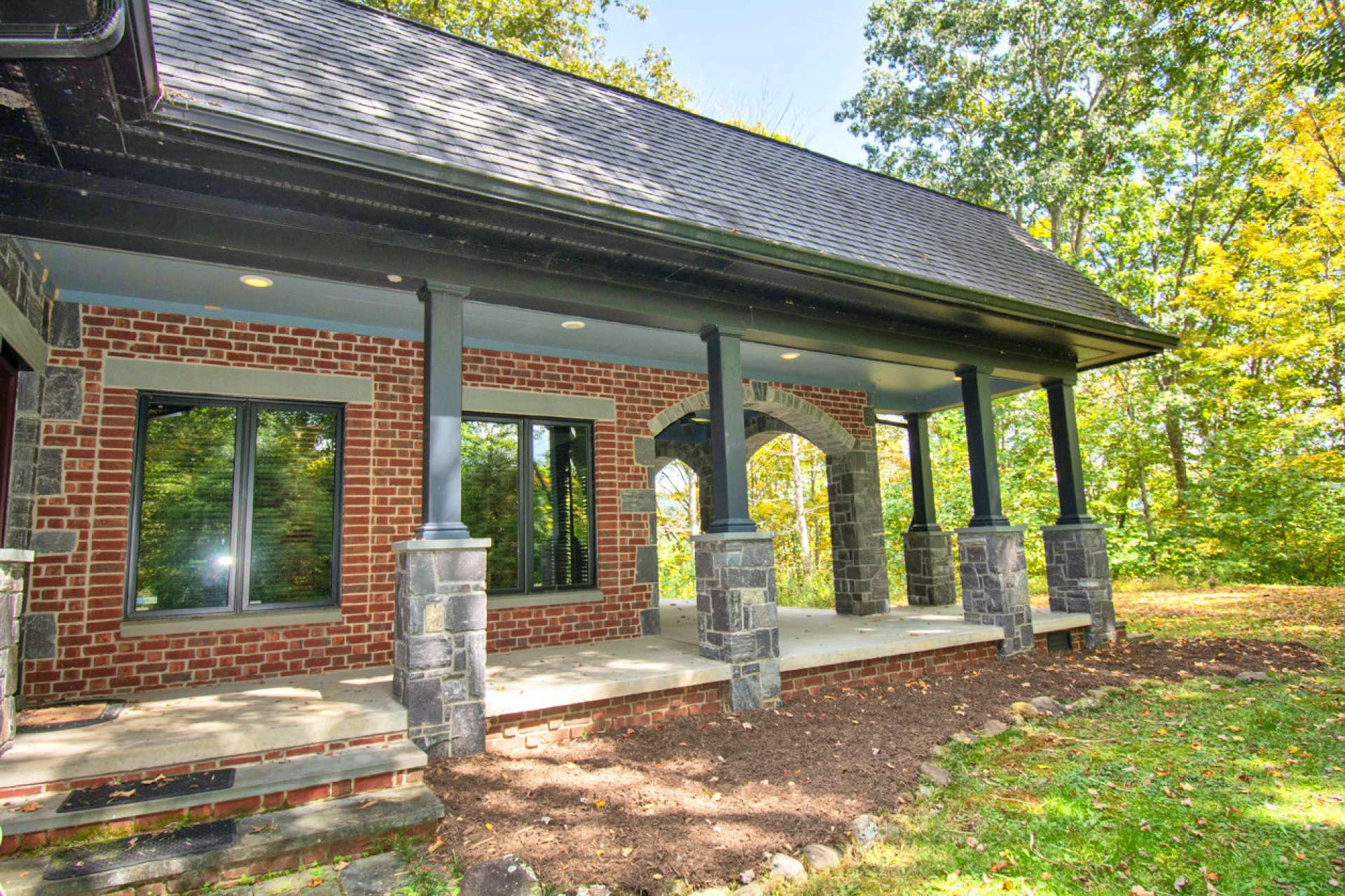Image number 18 for the current listing