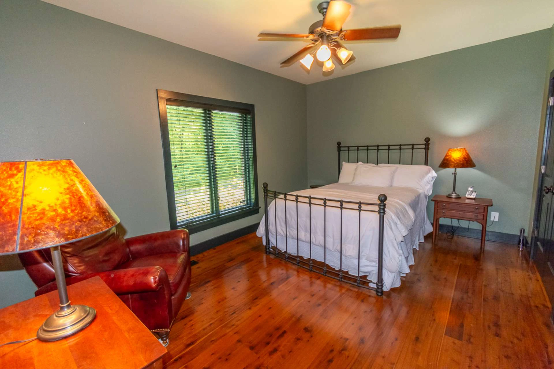 Image number 11 for the current listing
