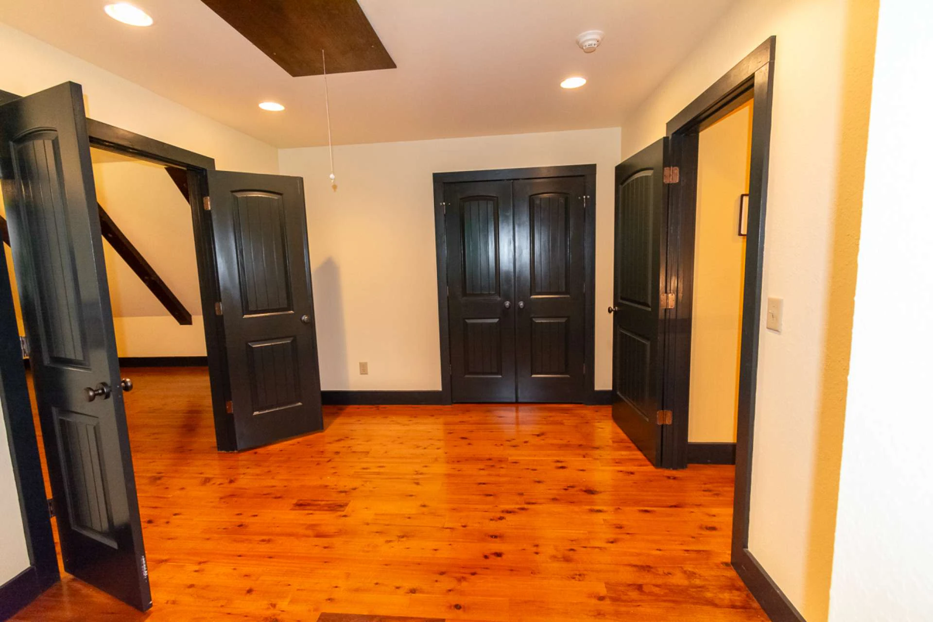 Image number 2 for the current listing