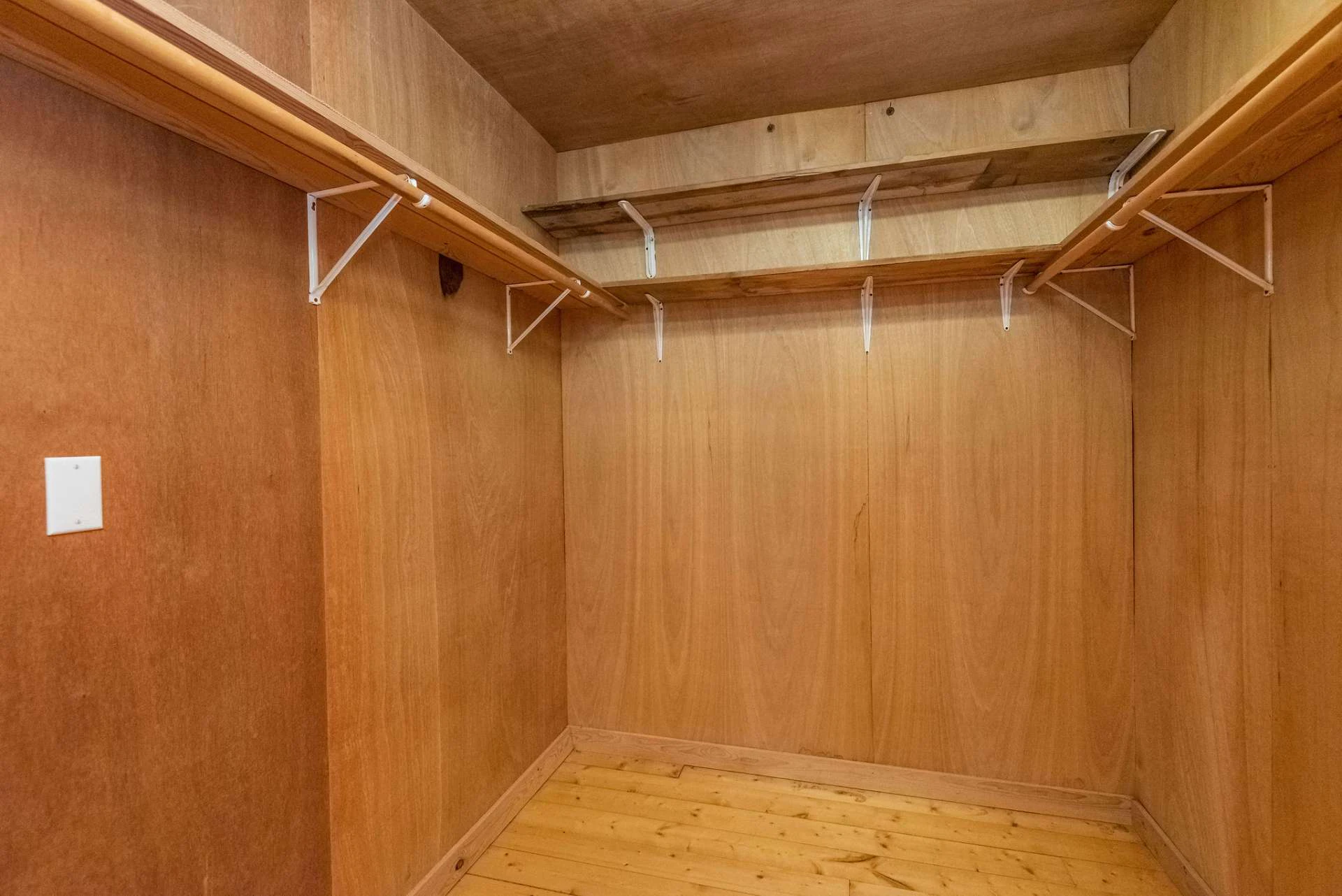Image number 2 for the current listing